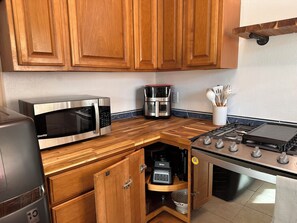 Geladeira, micro-ondas, fogão, cooktop