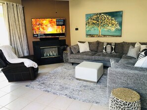 TV - Super Private 2-bed 2-bath House, Private Pool, View in Palm Desert, No Pets. (Palm Desert)