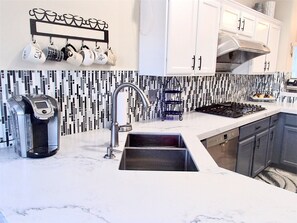 Microwave, oven, stovetop, dishwasher - Super Private 2-bed 2-bath House, Private Pool, View in Palm Desert, No Pets. (Palm Desert)