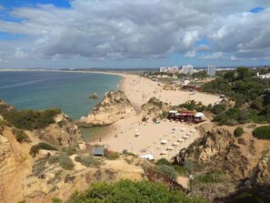 Beach nearby, sun-loungers - Villa Mateus in Alvor, Algarve (Alvor)