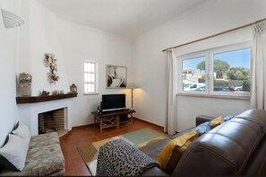 Smart TV, books - Villa Mateus in Alvor, Algarve (Alvor)