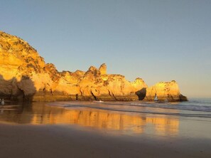 Beach nearby, sun-loungers - Villa Mateus in Alvor, Algarve (Alvor)