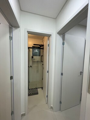 Dusche, Haartrockner, Seife, Toilettenpapier