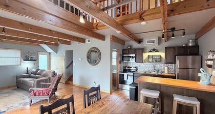 Cozy and stylish cabin on the outskirts of Can Buren, AR - 1 bed, full laundry!