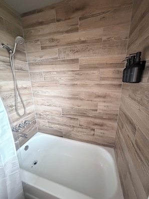 Haartrockner, Handtücher, Seife, Toilettenpapier