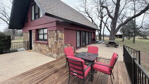 Una casa de piedra con una terraza de madera.