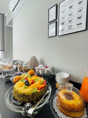 Café da manhã com buffet grátis todos os dias