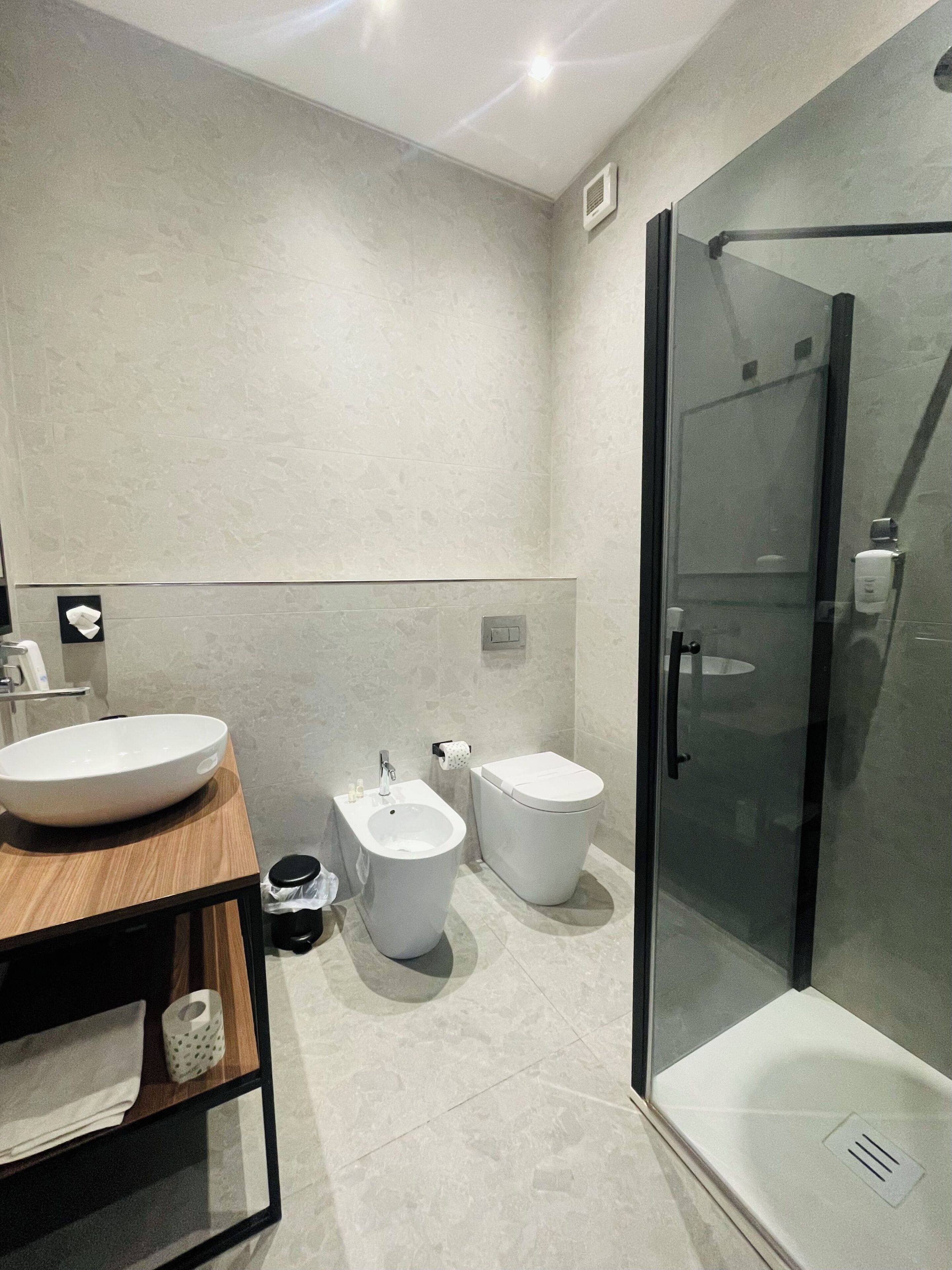 Deluxe tweepersoonskamer | Badkamer | Een douche, een haardroger, handdoeken, zeep