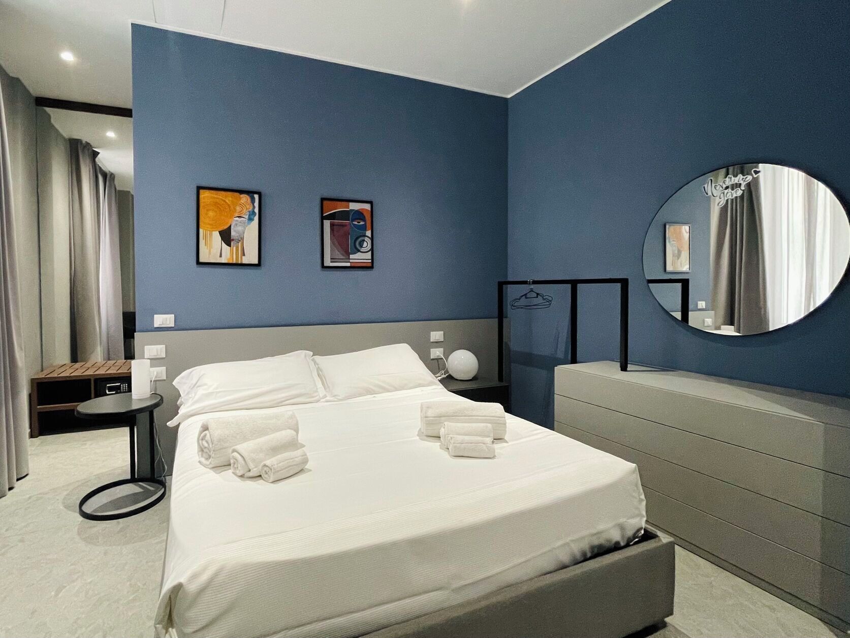 デラックス ダブルルーム | セーフティボックス (室内)、デスク、遮光カーテン、防音設備