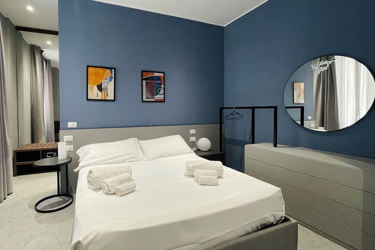 Quarto casal luxo | Cofres nos quartos, escrivaninha, cortinas blackout