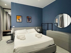 Quarto casal luxo | Cofres nos quartos, escrivaninha, cortinas blackout