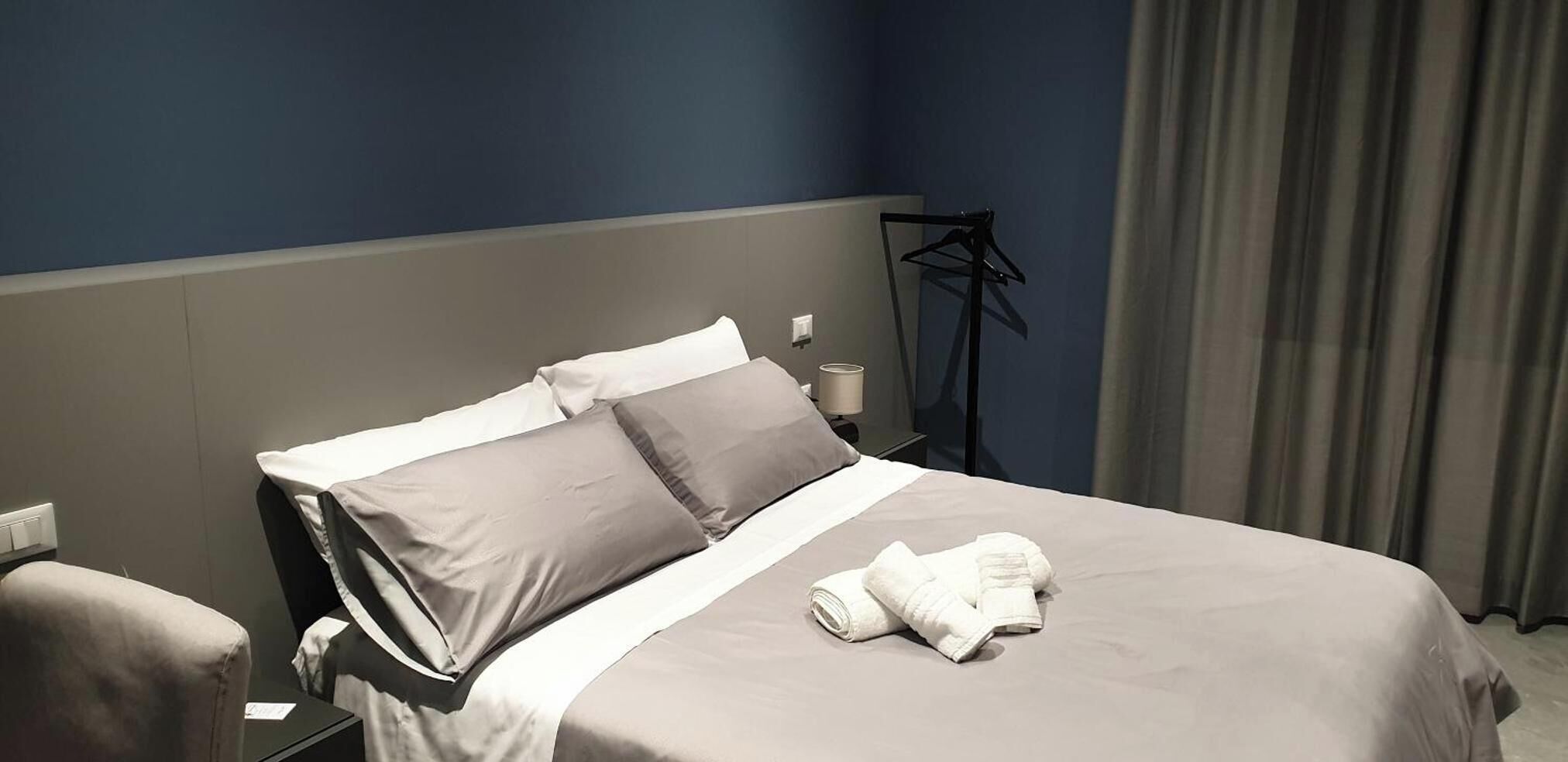 标准双人房 | 客房内保险箱、办公桌、遮光窗帘、隔音