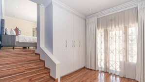 Interior - Super Spacious Fun Home! With Pool, Den and Bar (Johannesburg)