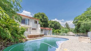 Outdoor pool - Super Spacious Fun Home! With Pool, Den and Bar (Johannesburg)