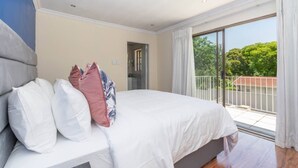 4 bedrooms - Super Spacious Fun Home! With Pool, Den and Bar (Johannesburg)
