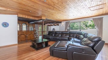 House, 4 Bedrooms, Accessible, Smoking | Living room