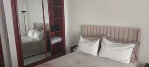 2 bedrooms, iron/ironing board, WiFi, bed sheets - Lina Cozy City Apartment (Dar-el-Beida)