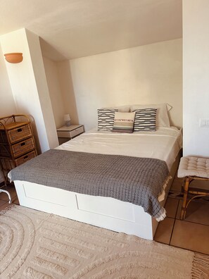 3 bedrooms, desk, iron/ironing board, free WiFi