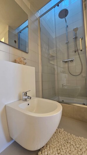 Dusche, Haartrockner, Bidet, Handtücher