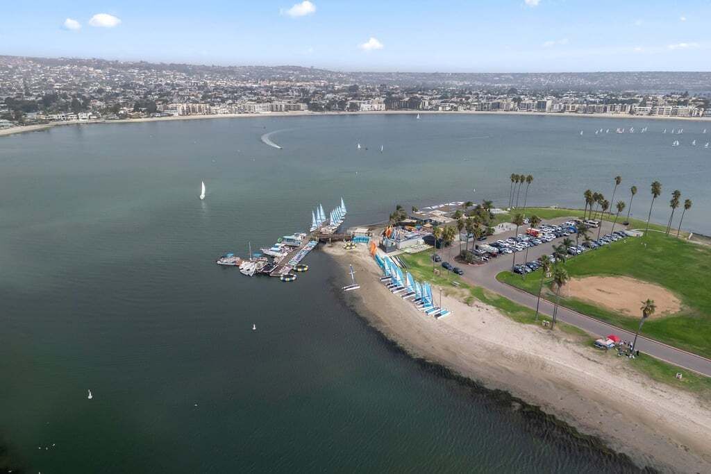 Beach nearby, sun-loungers, beach towels