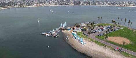 Beach nearby, sun-loungers, beach towels