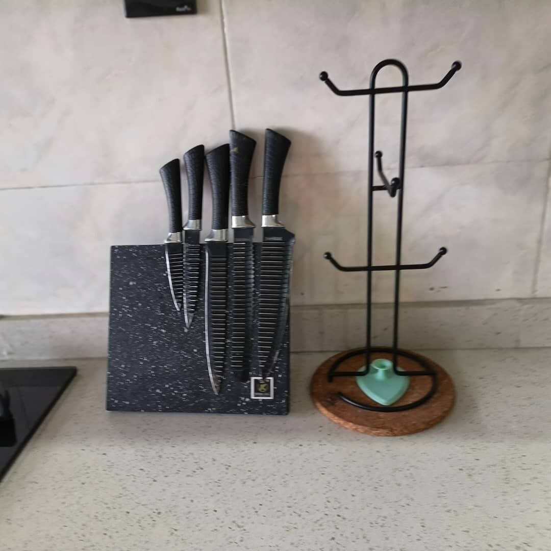 En køkkenbordplade med et knivdisplay og en metalkrog.