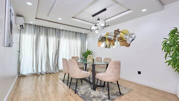 Appartamento Deluxe, vista mare | Pasti in camera