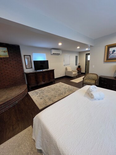 Cute Cottage Located Near Diamond Mills and falls. Perfect for HITS and Skiiers.