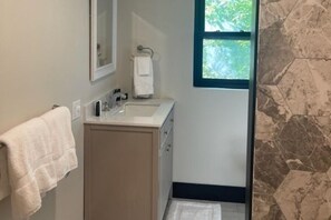 Dusch, hårtork, handdukar och tvål