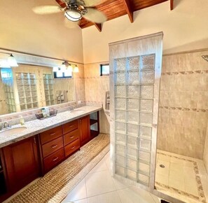 Shower, hair dryer, towels - Beautiful Villa in Uvita Ballena, Costa Rica tranquil animals  amazing views (Uvita)