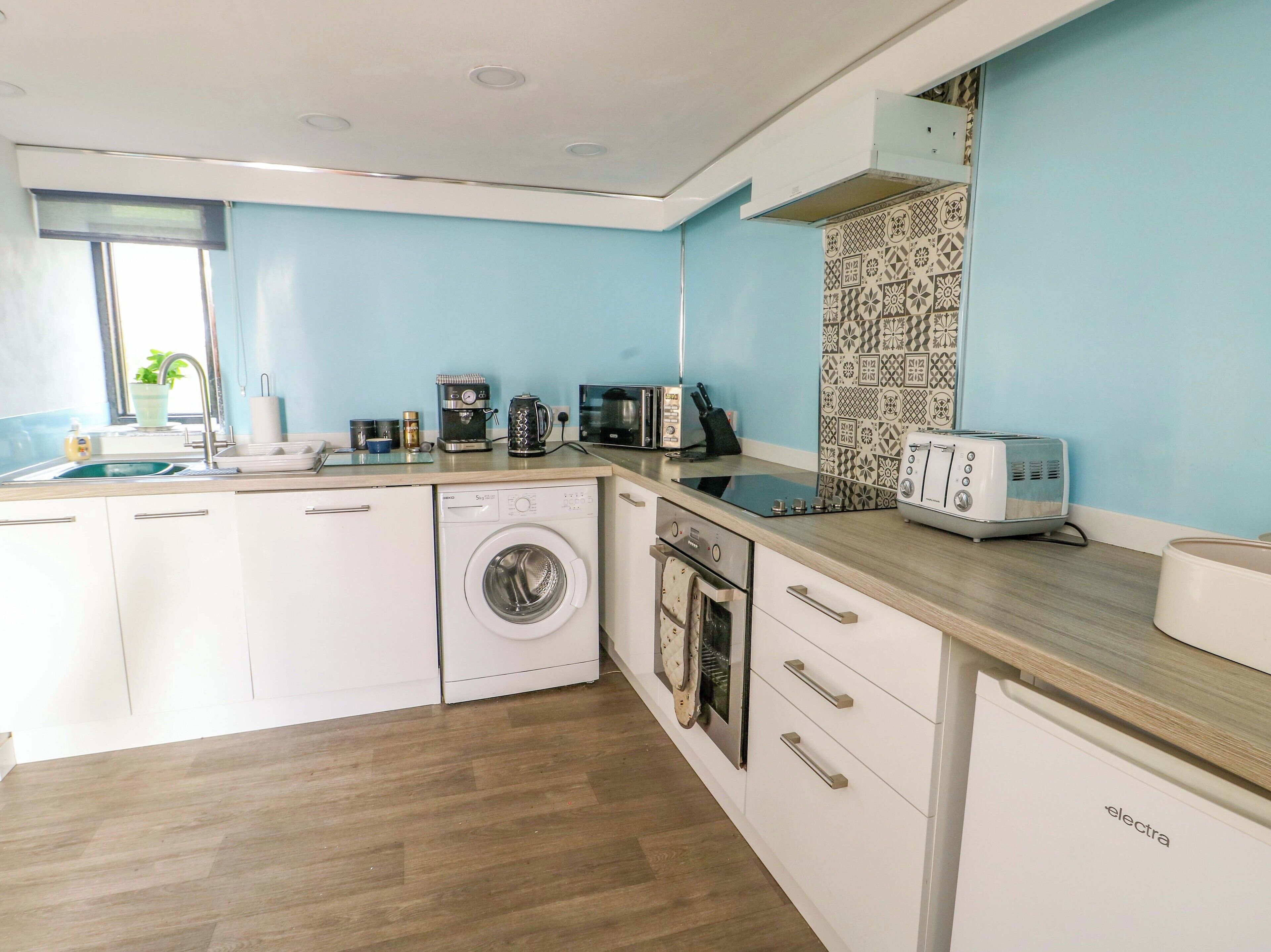 Lave-vaisselle, batterie de cuisine, vaisselle et ustensiles