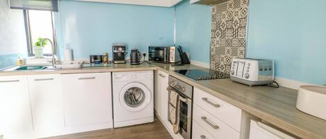 Lave-vaisselle, batterie de cuisine, vaisselle et ustensiles