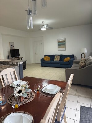 TV - Perfect 4-bedroom house with AC in charming Davenport (Davenport)
