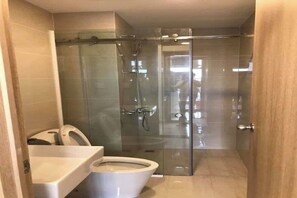 Bañera y ducha independientes, cabezal de ducha con hidromasaje