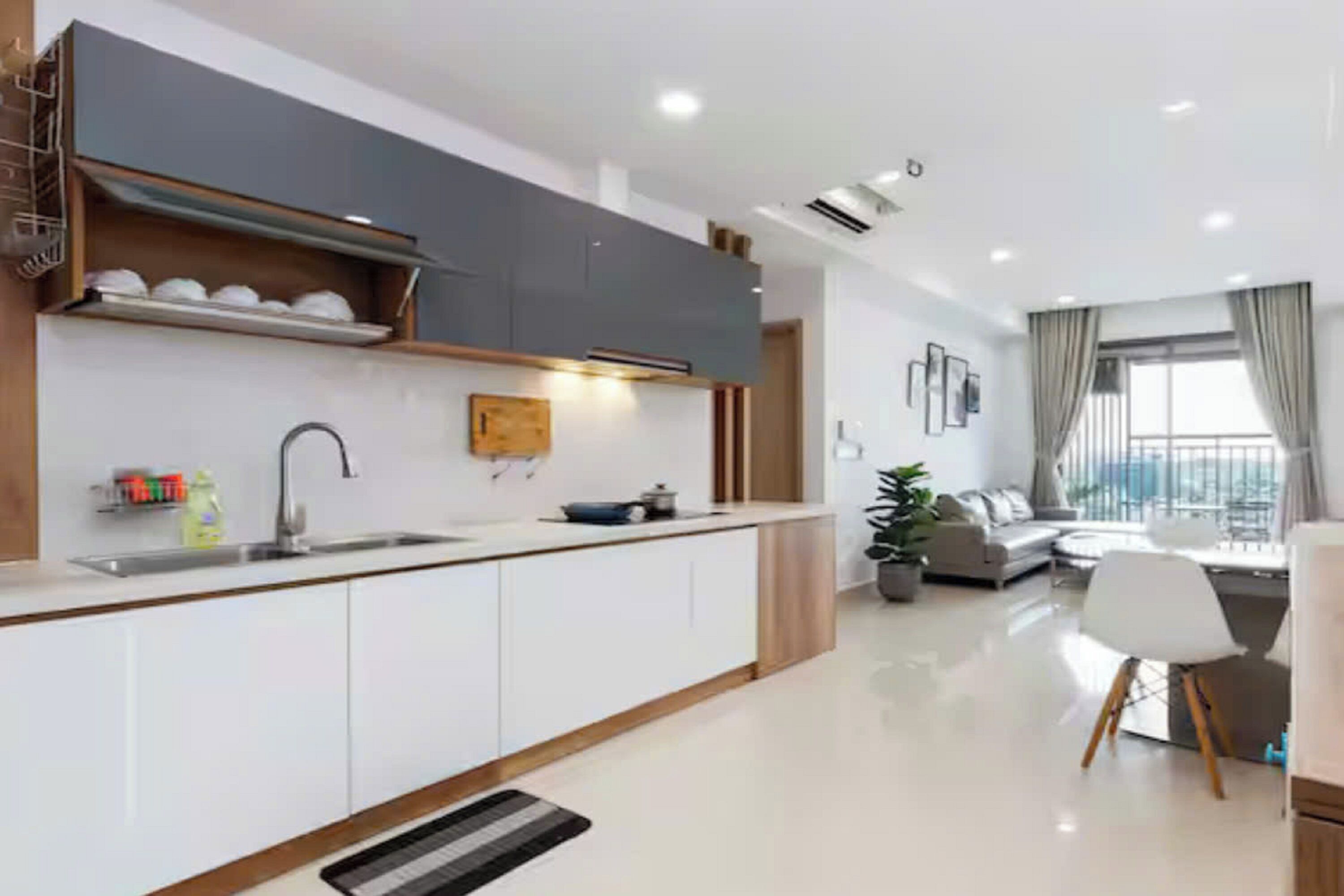 Full-size fridge, microwave, oven, stovetop