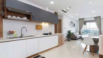 Full-size fridge, microwave, oven, stovetop