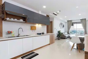 Frigorifero con congelatore, microonde, forno, piano cottura