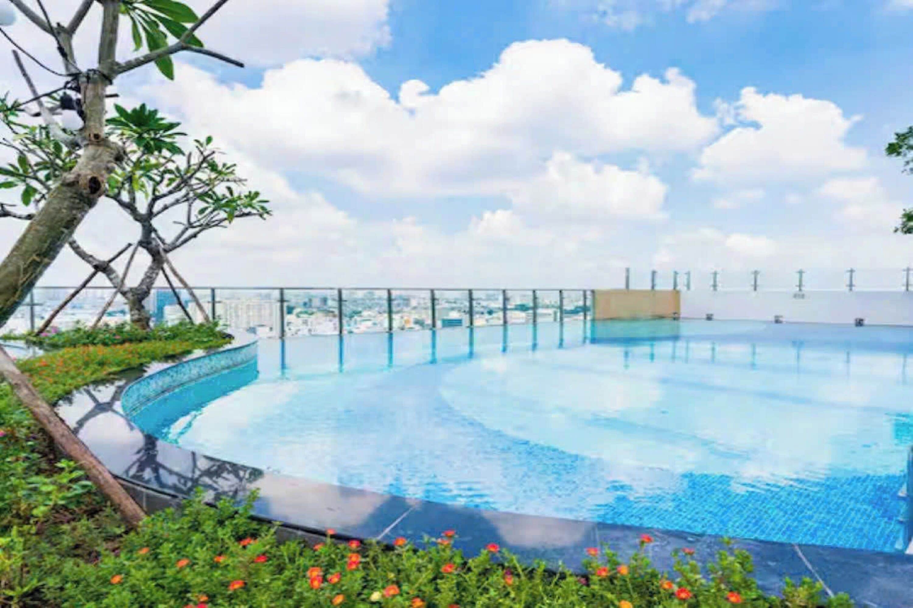 Una piscina al aire libre