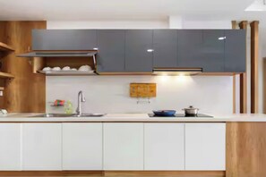 Refrigerador con congelador, microondas, horno y parrilla de estufa 