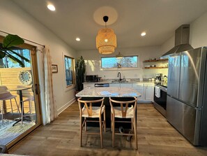 Fridge, microwave, oven, stovetop - Mountain sunset view 1 mile from downtown (Asheville)