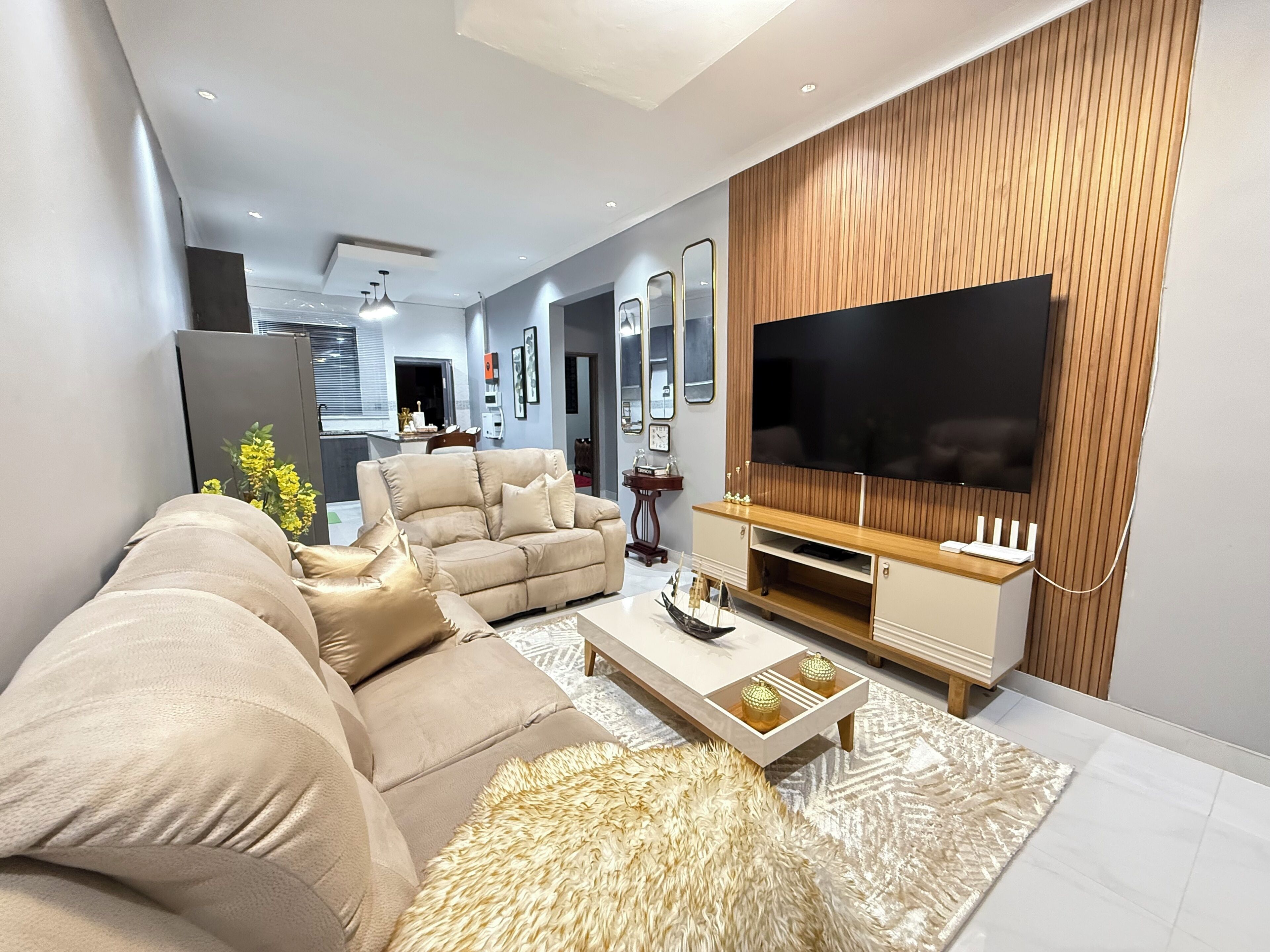 Apartment, 2 Bedrooms, Accessible, Smoking | Living room