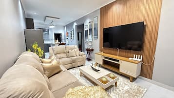 Apartment, 2 Bedrooms, Accessible, Smoking | Living room