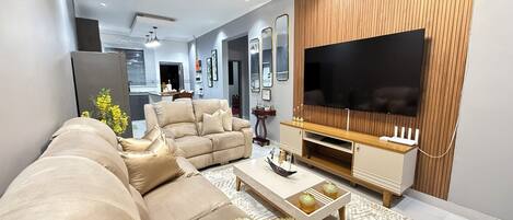 Apartment, 2 Bedrooms, Accessible, Smoking | Living room