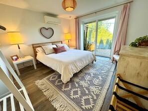 1 bedroom, iron/ironing board, free WiFi, bed sheets - 1 mile from downtown, patio w/ sunset view! (Asheville)