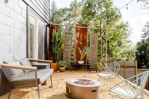 1 mile from downtown, patio w/ sunset view!