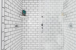 Shower, eco-friendly toiletries, hair dryer, towels - 1 mile from downtown, patio w/ sunset view! (Asheville)
