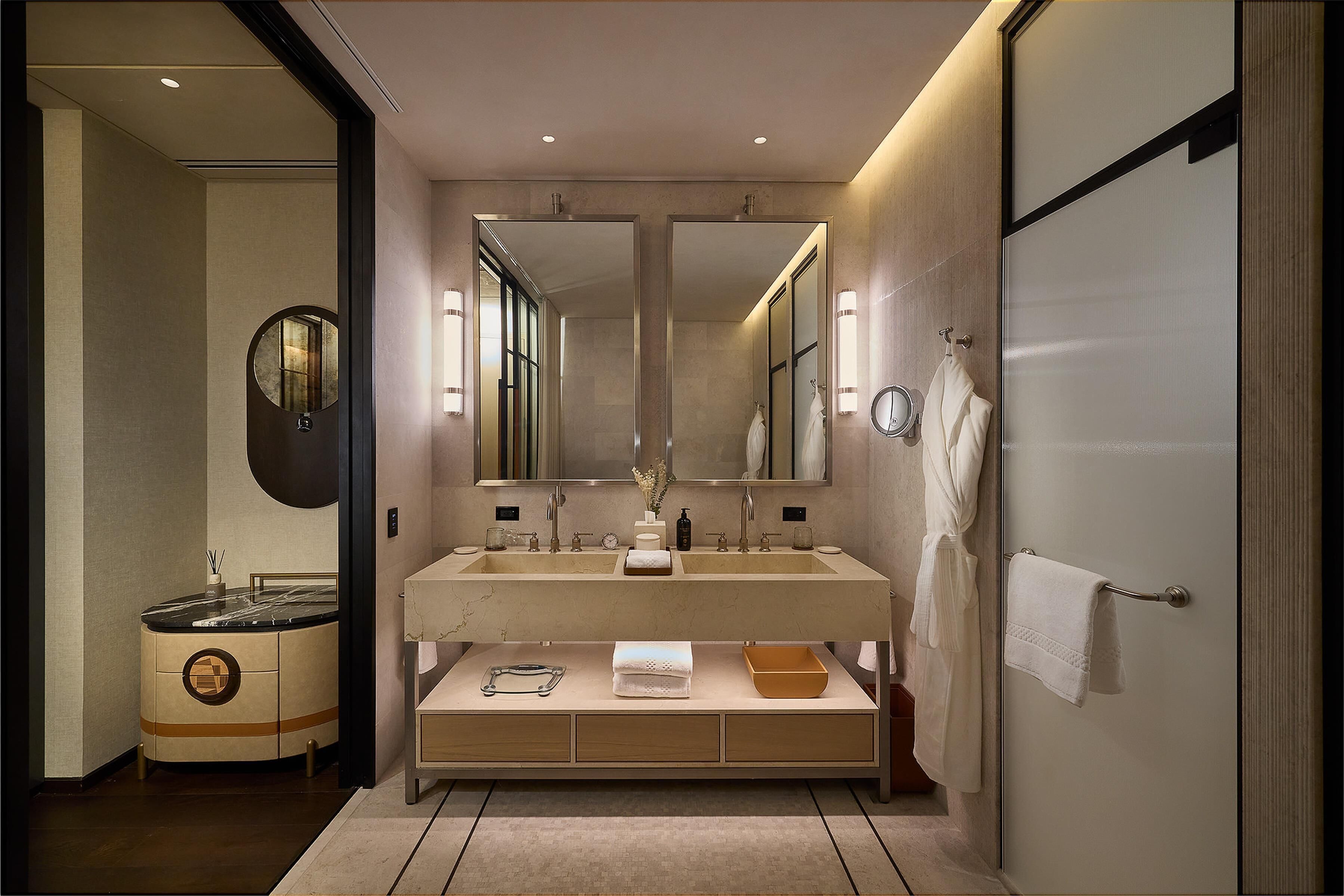 Amenidades de baño de diseñador, toallas, jabón, shampoo 