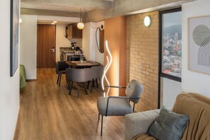 Lägenhet Deluxe - 1 dubbelsäng med bäddsoffa - eget badrum - utsikt mot staden | Vardagsrum | Smart-tv