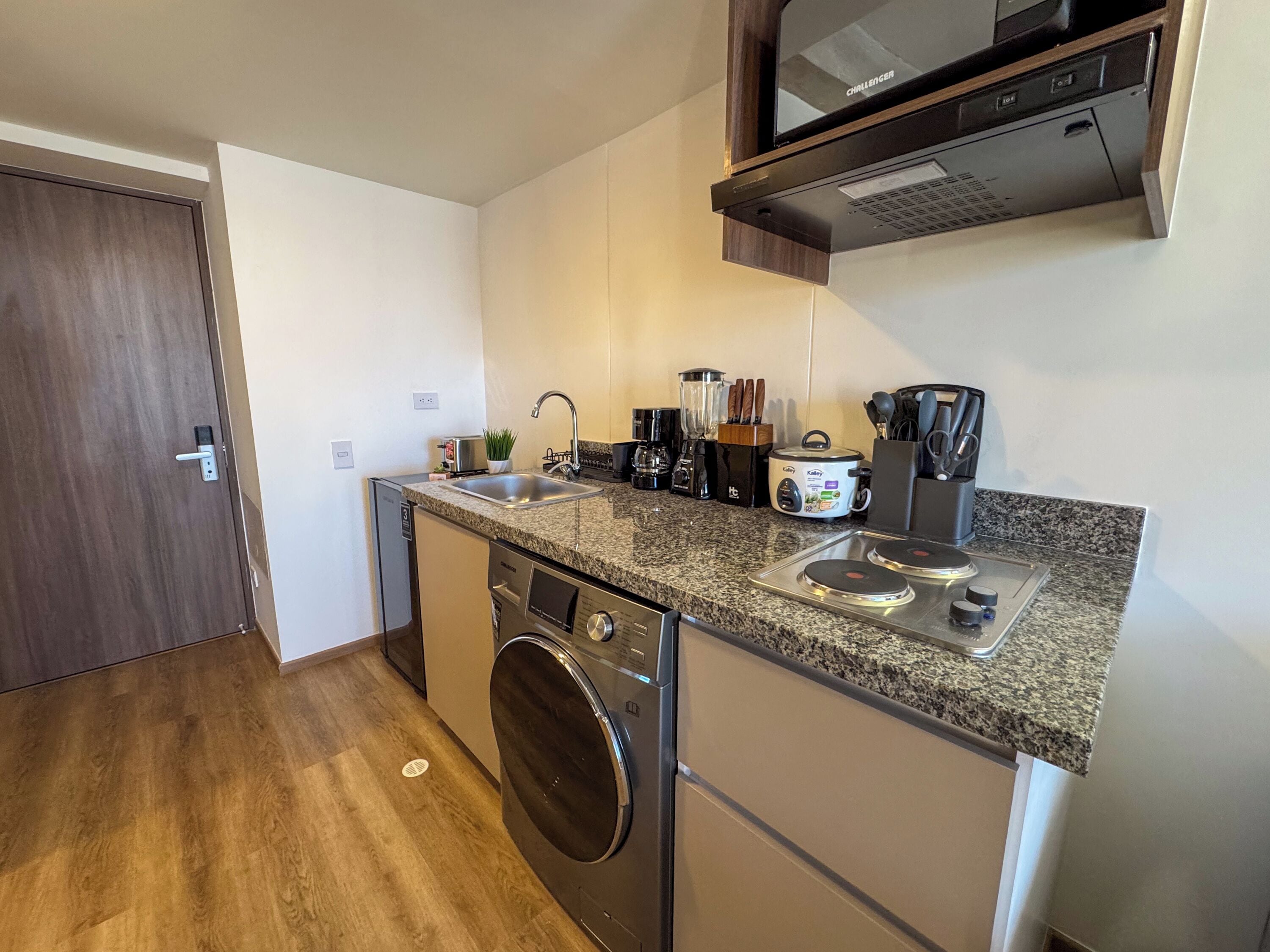 Deluxe Apartment, 1 Double Bed, Kitchen, City View | Private kitchen