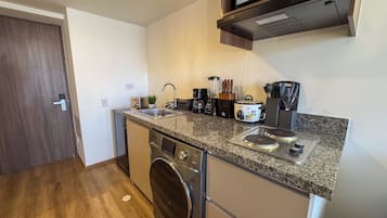 Deluxe Apartment, 1 Double Bed, Kitchen, City View | Private kitchen